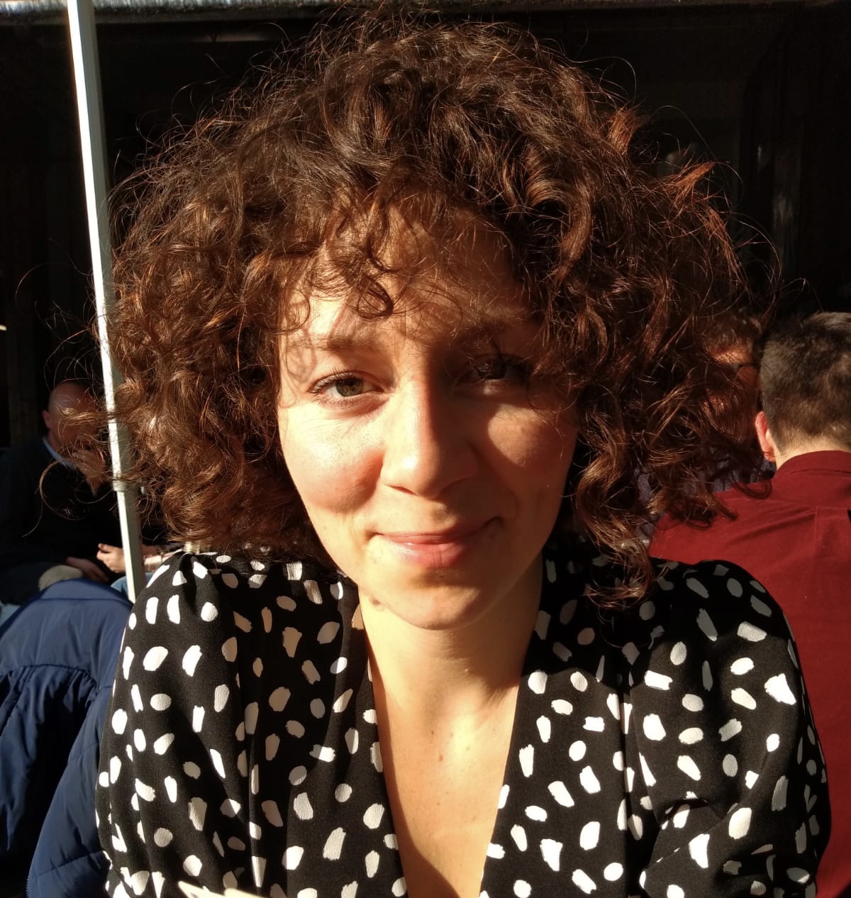 A person with curly hair

Description automatically generated with medium confidence